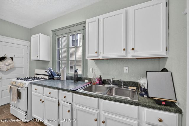 921 W Genesee Street, Lansing, MI 48915