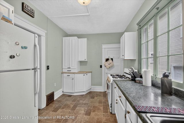 921 W Genesee Street, Lansing, MI 48915