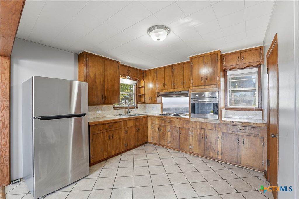 Image 10 of property listing at 1603 Seydler Street, Gonzales, TX 78629