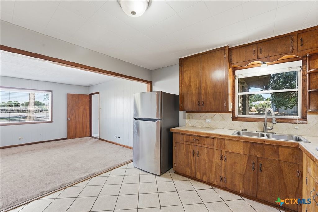 Image 11 of property listing at 1603 Seydler Street, Gonzales, TX 78629