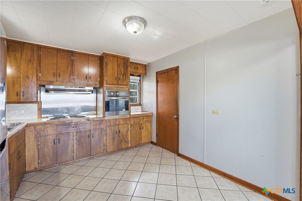 Image 12 of property listing at 1603 Seydler Street, Gonzales, TX 78629