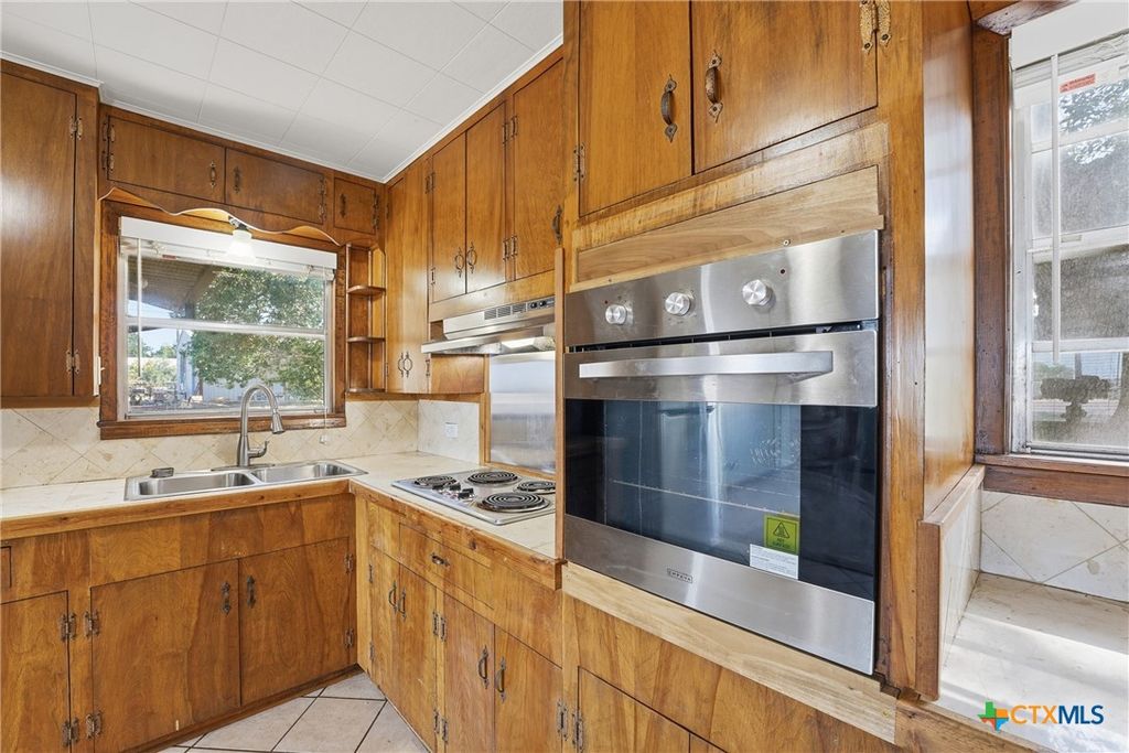 Image 13 of property listing at 1603 Seydler Street, Gonzales, TX 78629