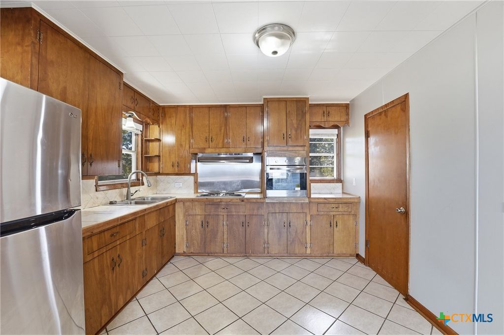 Image 14 of property listing at 1603 Seydler Street, Gonzales, TX 78629