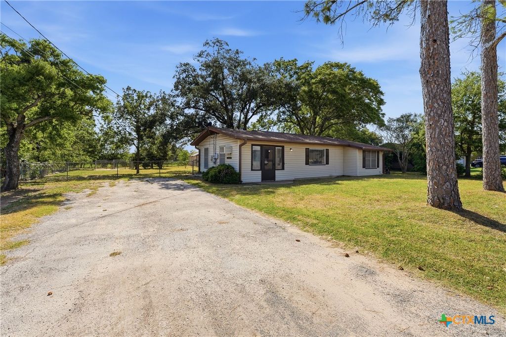 Image 2 of property listing at 1603 Seydler Street, Gonzales, TX 78629