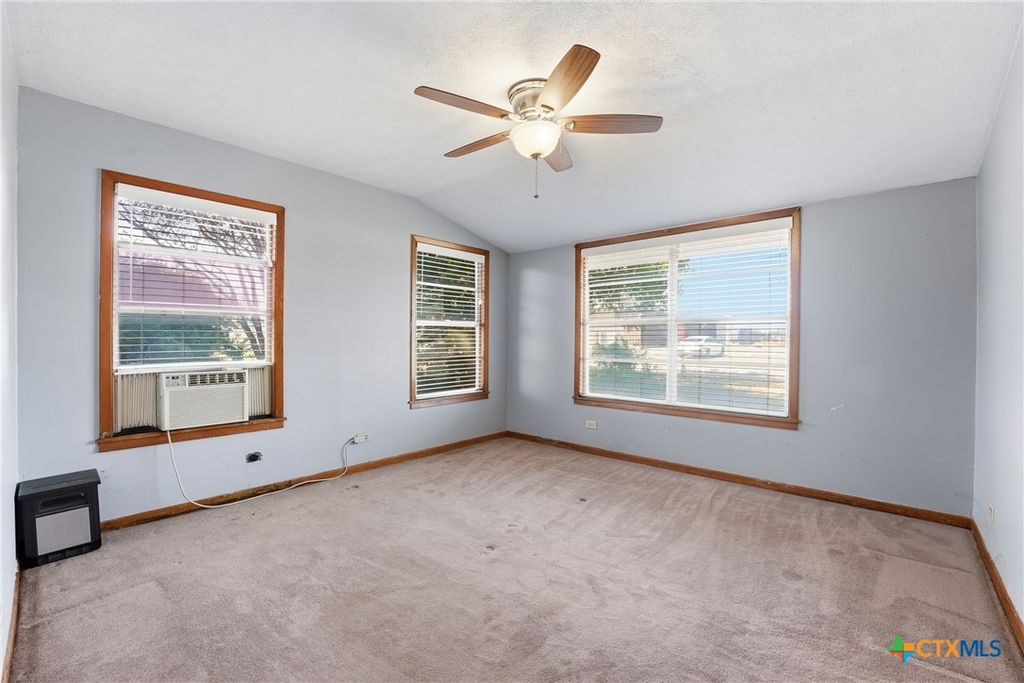 Image 25 of property listing at 1603 Seydler Street, Gonzales, TX 78629