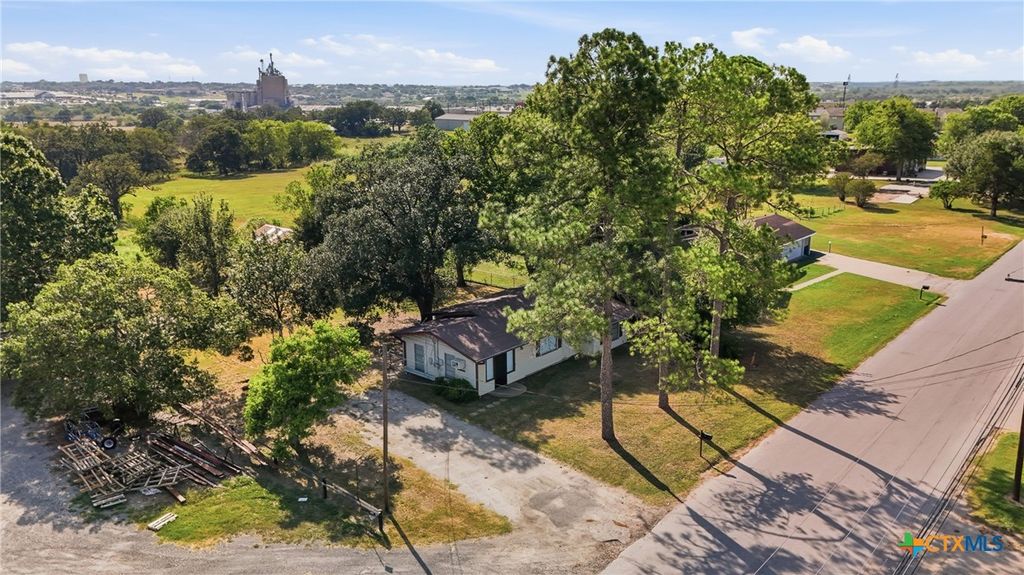 Image 3 of property listing at 1603 Seydler Street, Gonzales, TX 78629