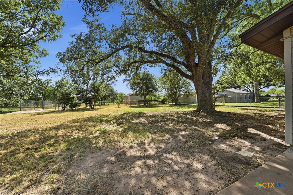 Image 38 of property listing at 1603 Seydler Street, Gonzales, TX 78629