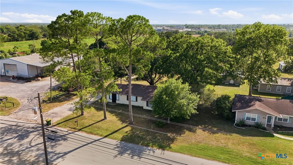 Image 4 of property listing at 1603 Seydler Street, Gonzales, TX 78629