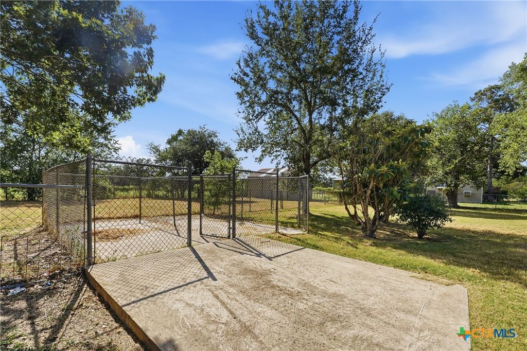 Image 43 of property listing at 1603 Seydler Street, Gonzales, TX 78629