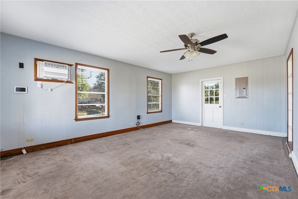 Image 5 of property listing at 1603 Seydler Street, Gonzales, TX 78629