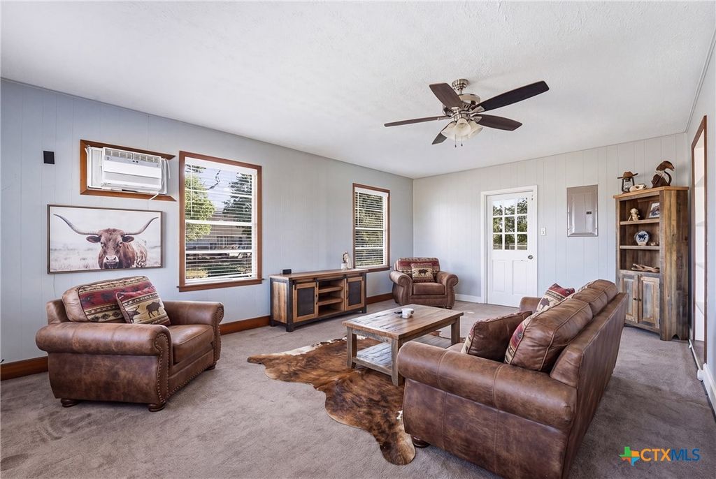 Image 6 of property listing at 1603 Seydler Street, Gonzales, TX 78629