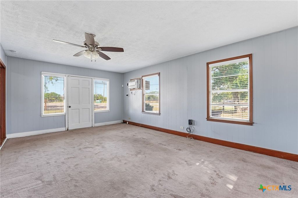 Image 8 of property listing at 1603 Seydler Street, Gonzales, TX 78629