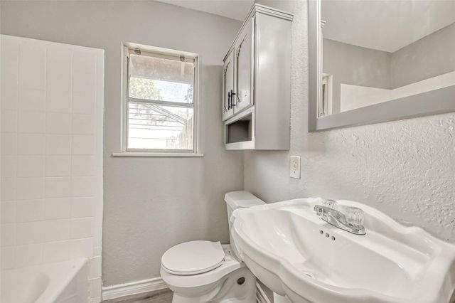 5962 Willow Glen Drive, Houston, TX 77033