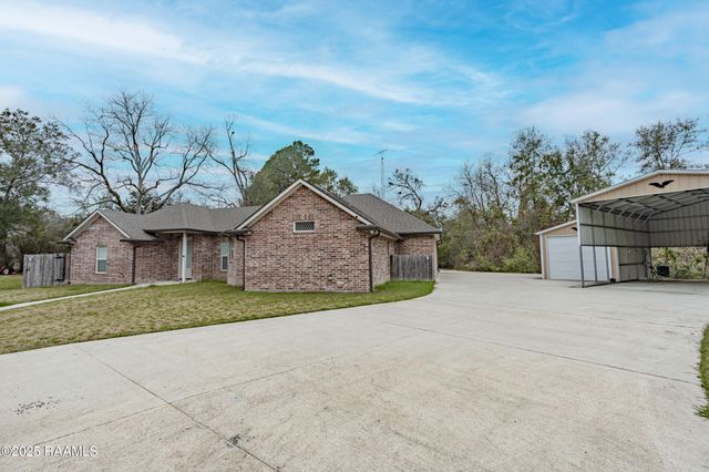 1098 Timber Trails Road, Breaux Bridge, LA 70517