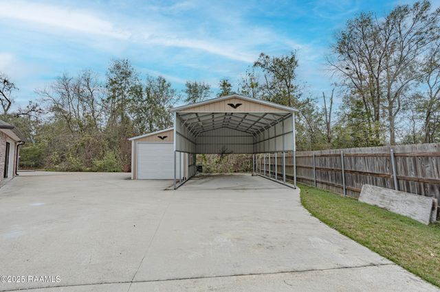 1098 Timber Trails Road, Breaux Bridge, LA 70517
