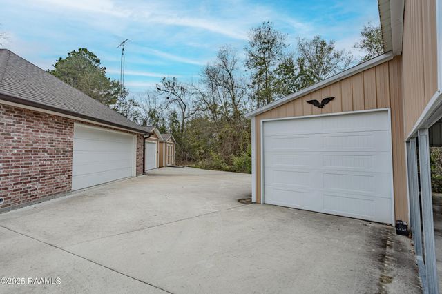 1098 Timber Trails Road, Breaux Bridge, LA 70517