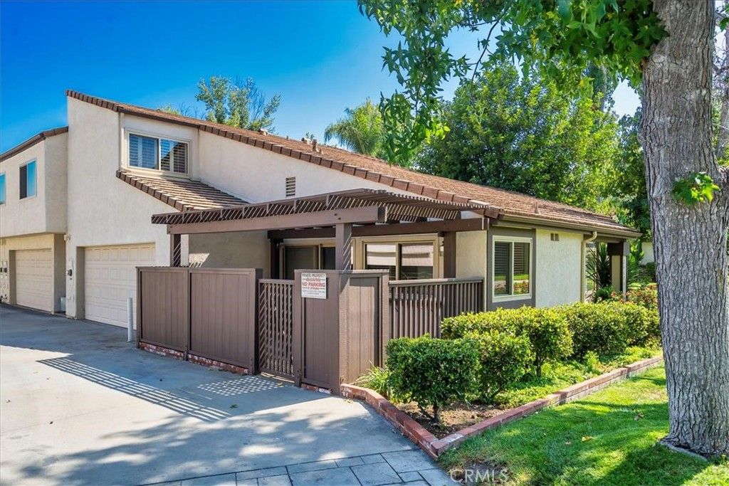 Image 2 of property listing at 24698 Sand Wedge, Valencia, CA 91355