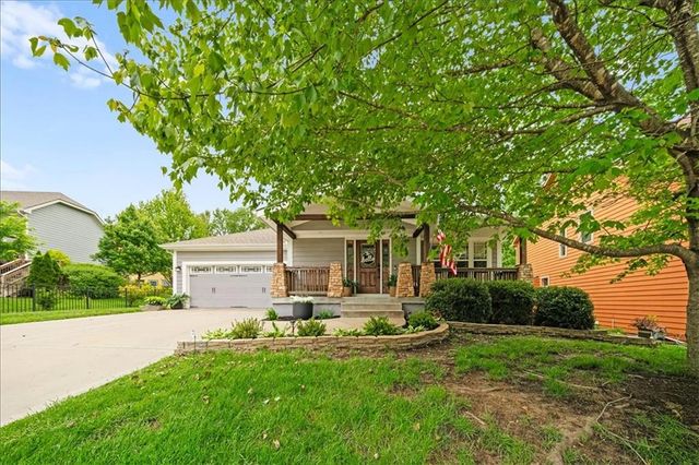 325 Creekwood Drive, Liberty, MO 64068