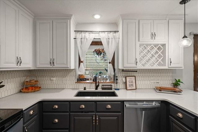 325 Creekwood Drive, Liberty, MO 64068