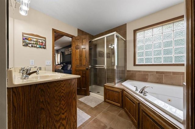 325 Creekwood Drive, Liberty, MO 64068