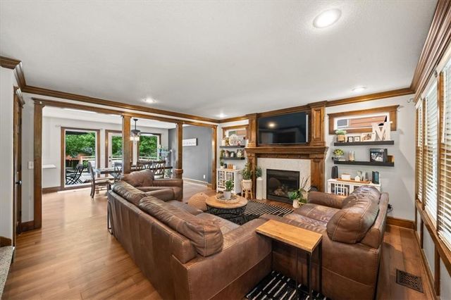 325 Creekwood Drive, Liberty, MO 64068