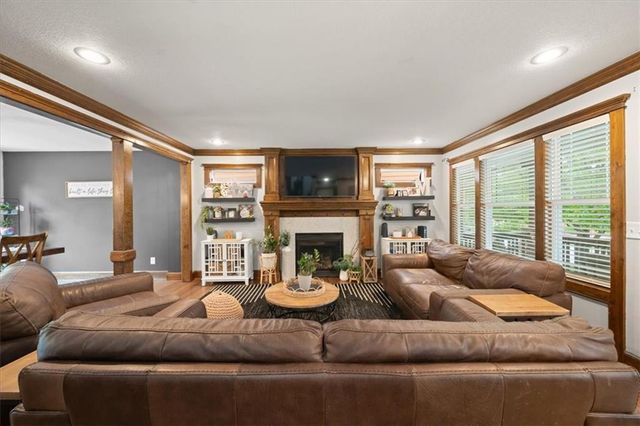 325 Creekwood Drive, Liberty, MO 64068