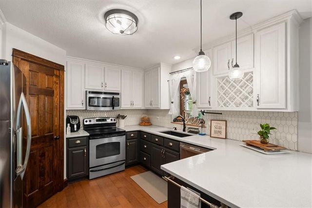 325 Creekwood Drive, Liberty, MO 64068