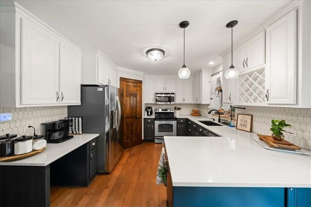 325 Creekwood Drive, Liberty, MO 64068