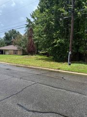 8455 Kensington Dr, Baton Rouge, LA 70809