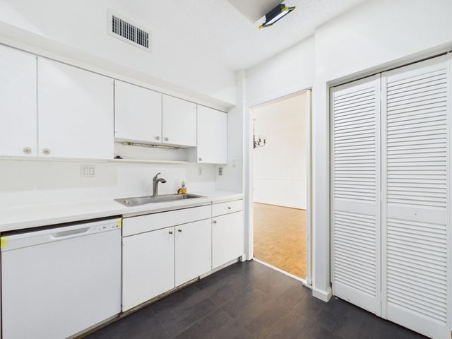 5001 Woodway Drive 1103, Houston, TX 77056