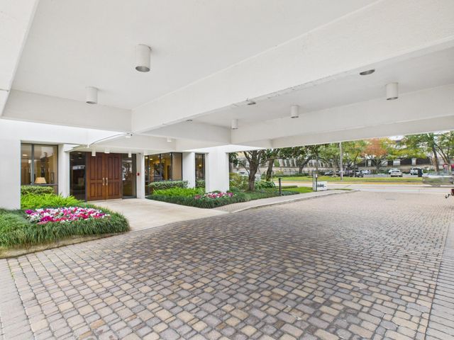 5001 Woodway Drive 1103, Houston, TX 77056