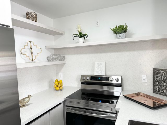 10033 Winding Lake Road 204, Sunrise, FL 33351