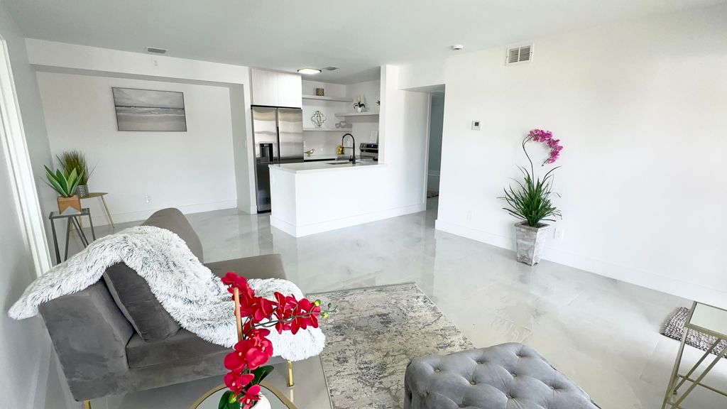 10033 Winding Lake Road 204, Sunrise, FL 33351