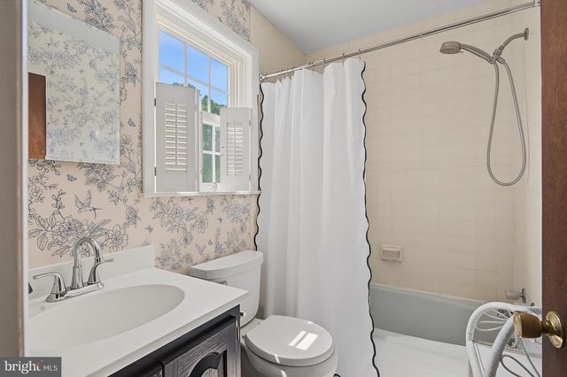 124 CHAPEL HILL DR, Newark, DE 19711