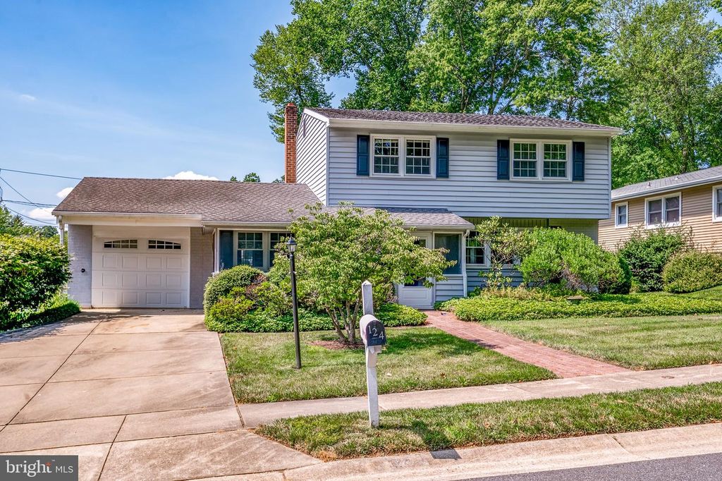 124 CHAPEL HILL DR, Newark, DE 19711