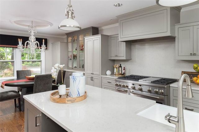 8033 Meadow Lane, Leawood, KS 66206