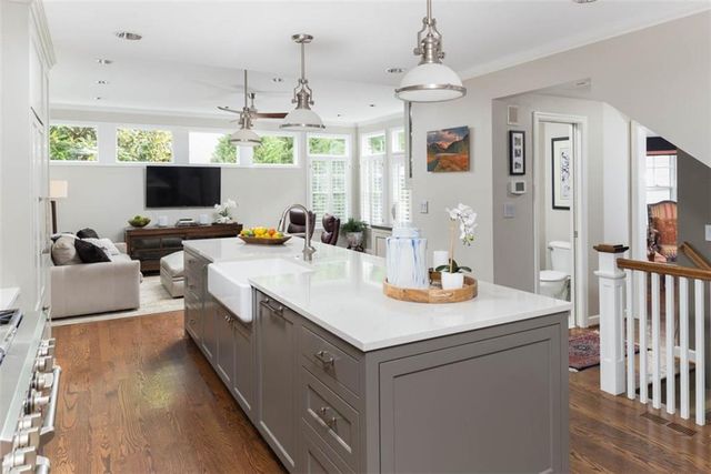 8033 Meadow Lane, Leawood, KS 66206