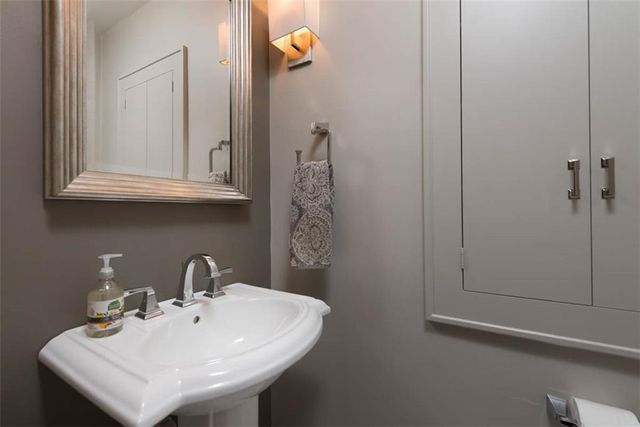 8033 Meadow Lane, Leawood, KS 66206