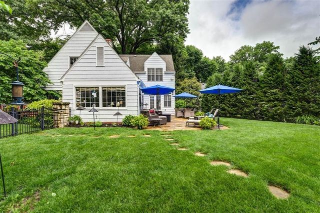8033 Meadow Lane, Leawood, KS 66206