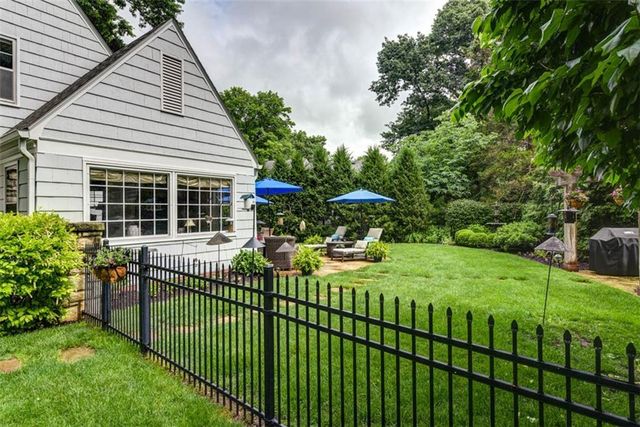 8033 Meadow Lane, Leawood, KS 66206