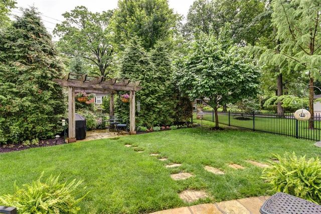 8033 Meadow Lane, Leawood, KS 66206
