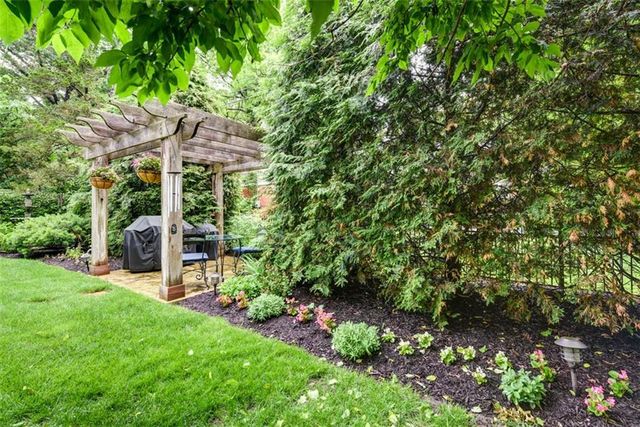 8033 Meadow Lane, Leawood, KS 66206