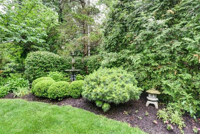 8033 Meadow Lane, Leawood, KS 66206