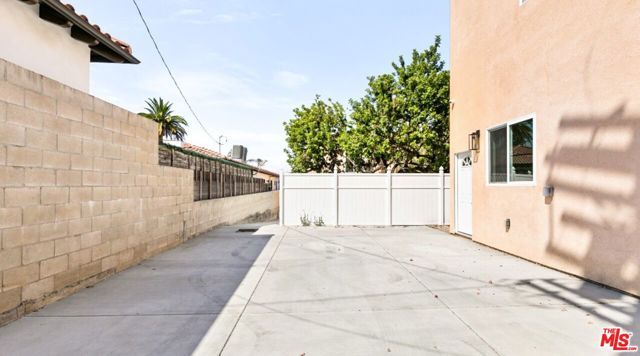 16698 Moorpark Street, Los Angeles, CA 91436