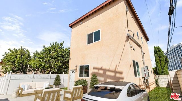16698 Moorpark Street, Los Angeles, CA 91436