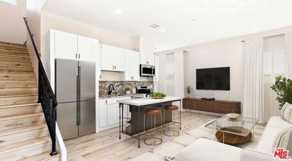 16698 Moorpark Street, Los Angeles, CA 91436