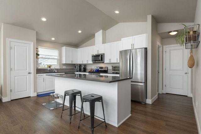 450 NE Oak Court, Redmond, OR 97756