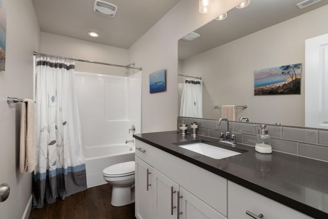 450 NE Oak Court, Redmond, OR 97756