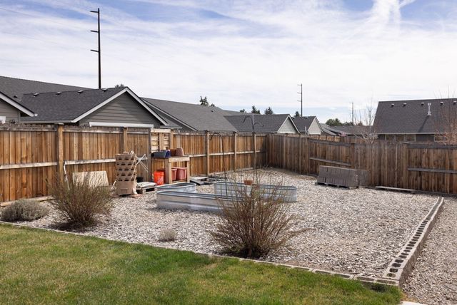 450 NE Oak Court, Redmond, OR 97756