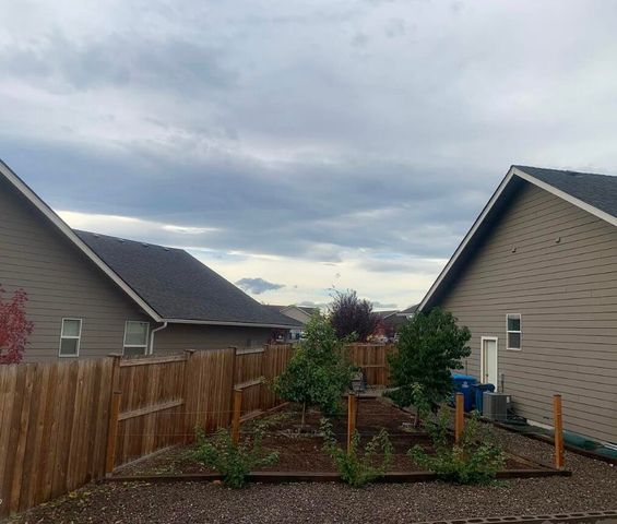 450 NE Oak Court, Redmond, OR 97756